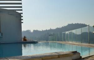 ein Swimmingpool an der Seite eines Gebäudes in der Unterkunft Apart Lyon Suite in Santiago