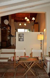 een woonkamer met 2 stoelen en een tafel bij Loft Urbano in Tandil