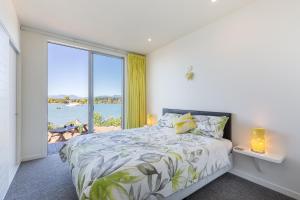 מיטה או מיטות בחדר ב-Mapua Wharfside Apartments