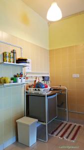 Virtuvė arba virtuvėlė apgyvendinimo įstaigoje Cempaka Service Suite Unit - PRIVATELY OWNED