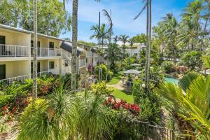 eine Luftansicht eines Resorts mit Pool und Pflanzen in der Unterkunft Melaleuca Resort in Palm Cove