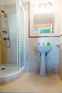 een badkamer met een wastafel en een douche bij Casa Palacio López Daza in Granada +65 foto's