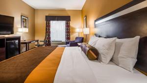 Postel nebo postele na pokoji v ubytování Best Western Plus Kenedy Inn