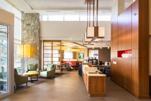 een lobby van een ziekenhuis met stoelen en een wachtkamer bij Hyatt Place Charlottesville in Charlottesville