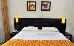 Una cama o camas en una habitación de Sari Ater Hotel & Resort