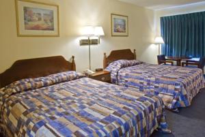 een hotelkamer met 2 bedden in een kamer bij America's Inn - Leeds in Leeds