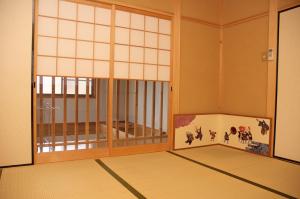 una habitación con una puerta abierta y una habitación con en Kyoto Narutaki Keisenso, en Kioto