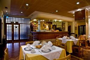 A restaurant or other place to eat at Hotel Castilla