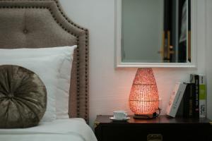 Voodi või voodid majutusasutuse Golden Rooster Hotel toas