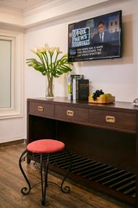 Televiisor ja/või meelelahutuskeskus majutusasutuses Golden Rooster Hotel