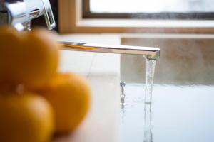 金泽山尾旅馆的水槽,水从水龙头滴出来