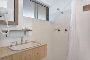 a bathroom with a sink and a shower at Pleasant Way River Lodge in Nowra +73 photos
