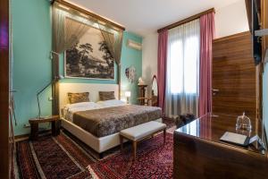 ボローニャにあるカーサ べルターニのベッドルーム1室(ベッド1台、デスク、バスタブ付)