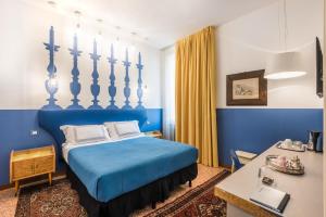 una camera blu con letto e scrivania di Casa Bertagni a Bologna