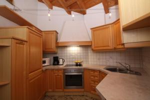 Kuchyň nebo kuchyňský kout v ubytování Lärchenheim Apartments
