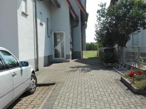 um carro branco estacionado em frente a um edifício em Ferienwohnung Punkt-Schönstein em Kappel-Grafenhausen