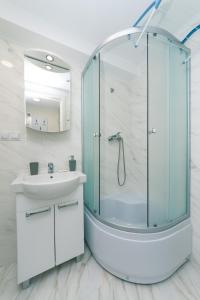 bagno con doccia e lavandino di Inn Kiev a Kiev