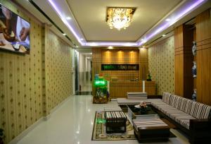a lobby with a waiting room with a chandelier at Hoang Dang Hotel in Tuy Phong