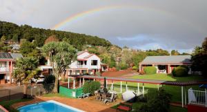 una vista aérea de una casa con arco iris en Bk's Counties Motor Lodge, en Pukekohe East