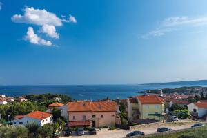 a view of a town with houses and the ocean at Pansion Leggero in Krk