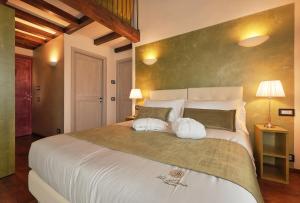 A bed or beds in a room at RELAIS VAL D'ORCIA