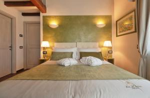 A bed or beds in a room at RELAIS VAL D'ORCIA