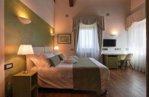 A bed or beds in a room at RELAIS VAL D'ORCIA