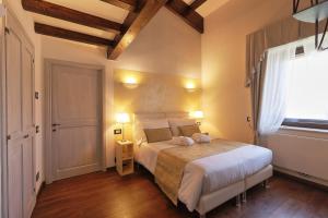 A bed or beds in a room at RELAIS VAL D'ORCIA