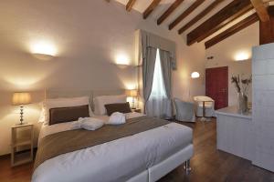 A bed or beds in a room at RELAIS VAL D'ORCIA