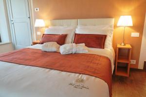 A bed or beds in a room at RELAIS VAL D'ORCIA