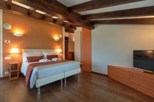 A bed or beds in a room at RELAIS VAL D'ORCIA