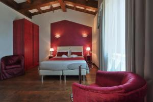 A bed or beds in a room at RELAIS VAL D'ORCIA