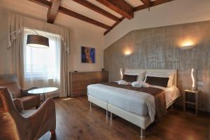 A bed or beds in a room at RELAIS VAL D'ORCIA
