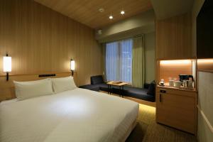Kama o mga kama sa kuwarto sa Candeo Hotels Kobe Tor Road