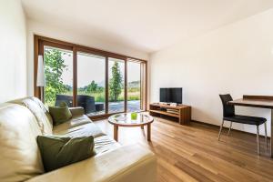 a living room with a couch and a table at Baumgartnerhof in Naz-Sciaves