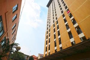 un grand bâtiment avec un drapeau sur son côté dans l'établissement Dewi Depok Apartment Margonda Residence 2, à Depok