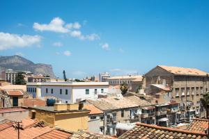 uma vista para uma cidade com edifícios e telhados em 90100 em Palermo