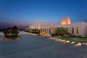 ジョードプルにあるWelcomhotel by ITC Hotels, Jodhpurの正面に照明がある大きな建物
