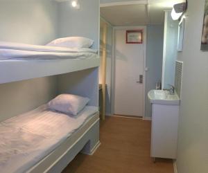 um quarto com 2 beliches e um lavatório em Gustaf af Klint em Estocolmo