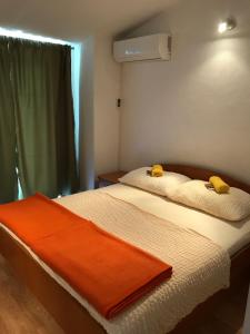 um quarto com 2 camas e toalhas em Room Ivana em Neum