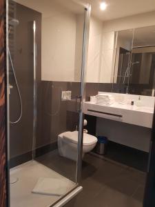 コウォブジェクにあるApartament prywatny 329 w Diune Resortのバスルーム(トイレ、洗面台、シャワー付)