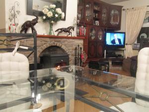 TV a/nebo společenská místnost v ubytování The Plough B&B