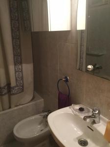 プラヤ・デアロにあるEl Apartamento Luminosoのバスルーム(洗面台、トイレ、鏡付)