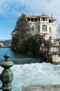 a house on a bridge over a body of water at Paradis Doré in LʼIsle-sur-la-Sorgue +10 photos