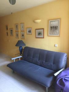 プラヤ・デアロにあるEl Apartamento Luminosoのリビングルーム(青いソファ、ランプ付)