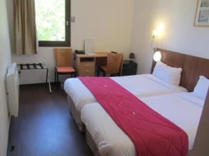 Postel nebo postele na pokoji v ubytování Hôtel Le Saint Joseph