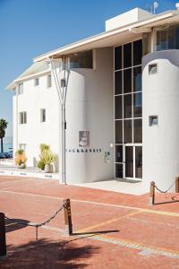 un gran edificio blanco con un cartel. en 512 The Granger, en Ciudad del Cabo