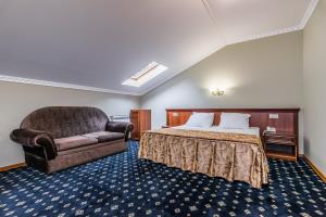 ガリャーチ・クリュチにあるResidence Park Hotelのベッドルーム1室(ベッド1台、椅子付)