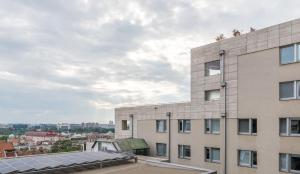un edificio con pannelli solari sul tetto di Lux Apartment in Downtown a Belgrado