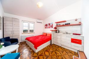 una camera con letto rosso e lavandino di Lux Apartment in Downtown a Belgrado